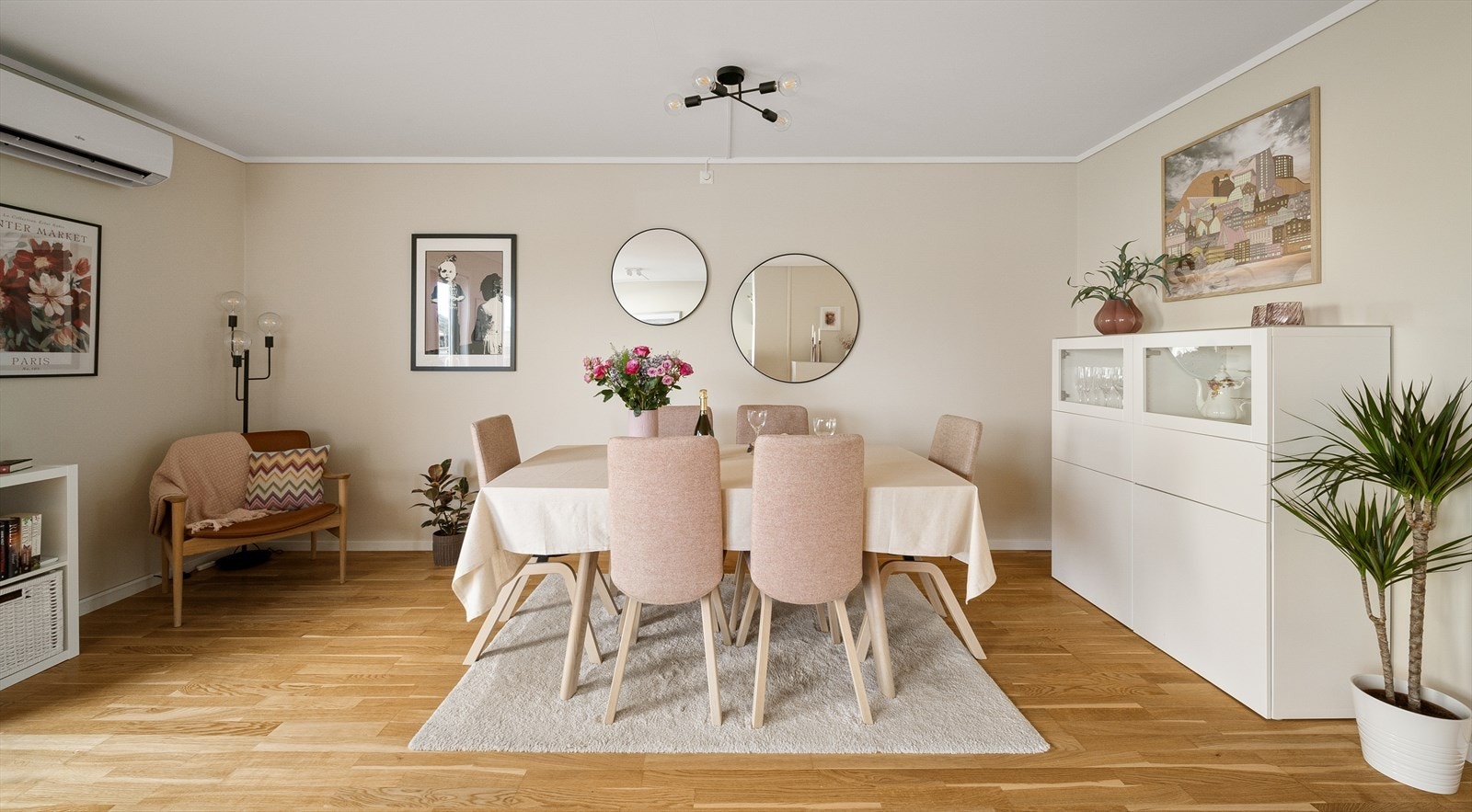 Stuen legger til rette for en romslig spisestue, perfekt for hyggelige middager og sosiale sammenkomster. Galleribilde