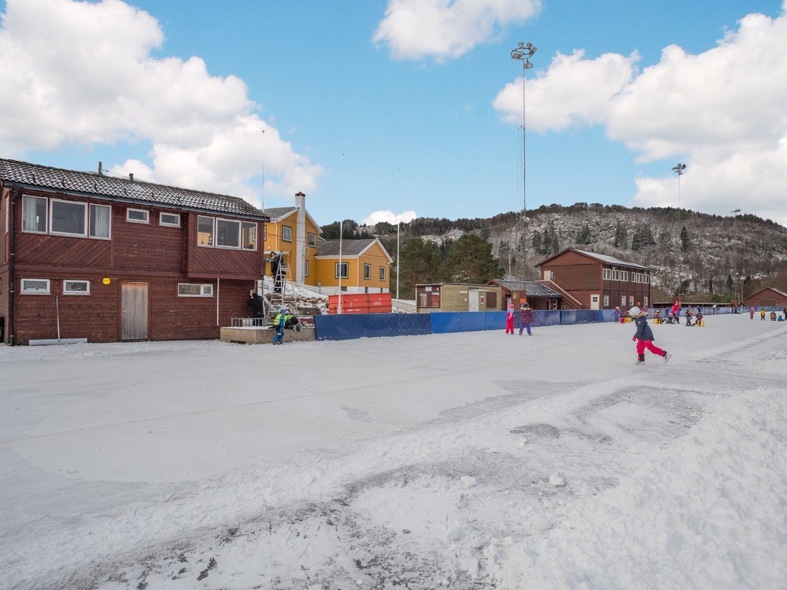 Det er gangavstand til de fleste idrettsaktiviteter Fana har å tilby. Her fra Slåtthaug idrettspark med kunstisbanen som er meget populær på vinterstid Galleribilde