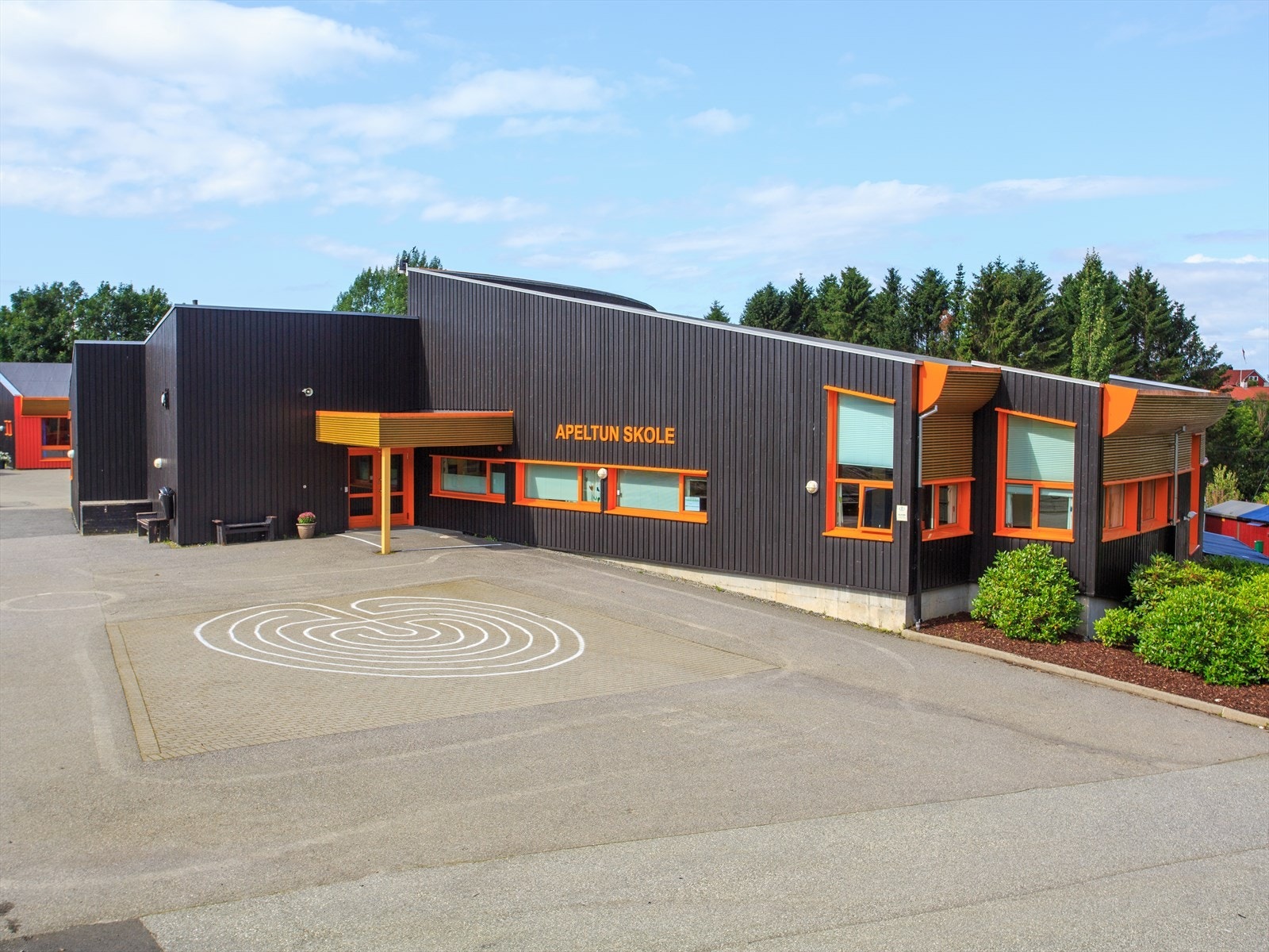 Fra boligen er det kort skolevei for barna til Apeltun barneskole. Galleribilde