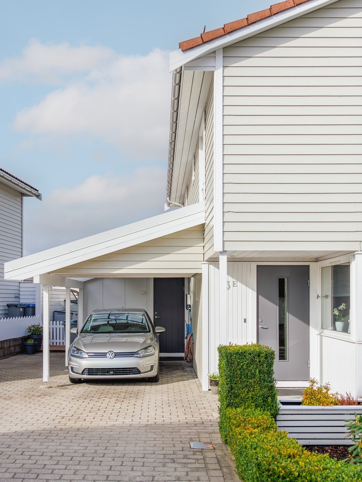 I carport er det inngang til utvendig bod som måles til 5,2 m². Galleribilde
