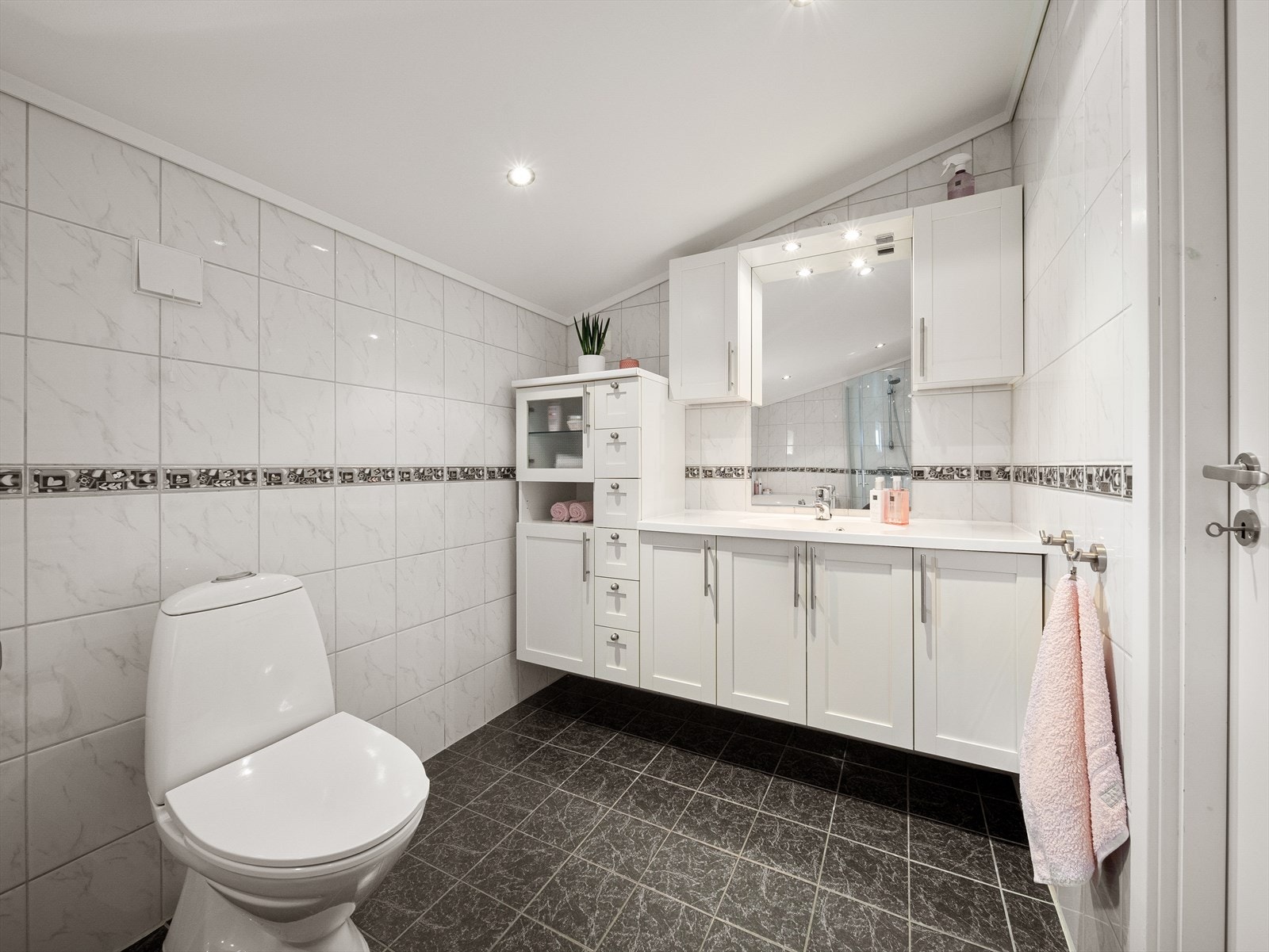 Badet er plassert mellom soverommene i 2. etasje, med enkel og praktisk adkomst. Galleribilde