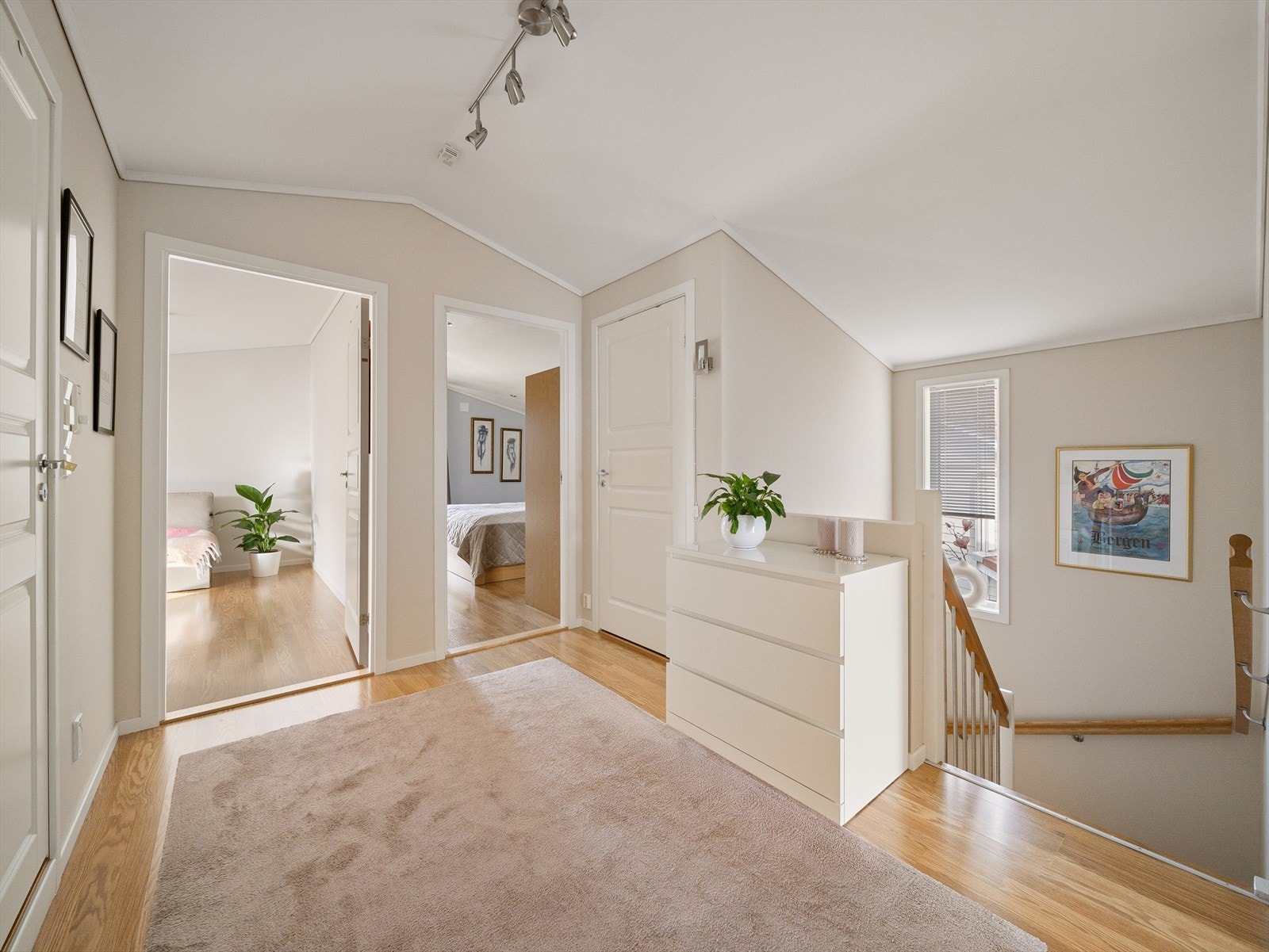 I boligens 2. etg er det 4 soverom, bad og bod. Galleribilde