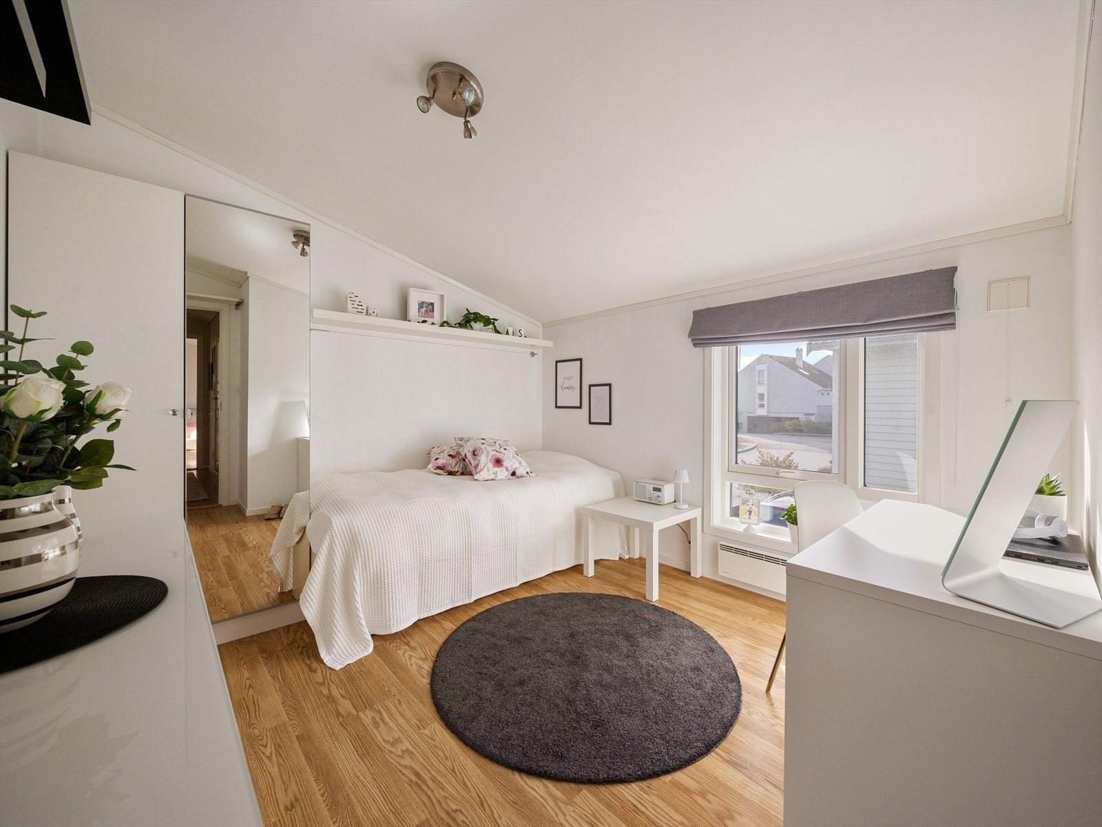 Perfekt barnerom med god plass til skrivebord, garderobe og seng. Galleribilde