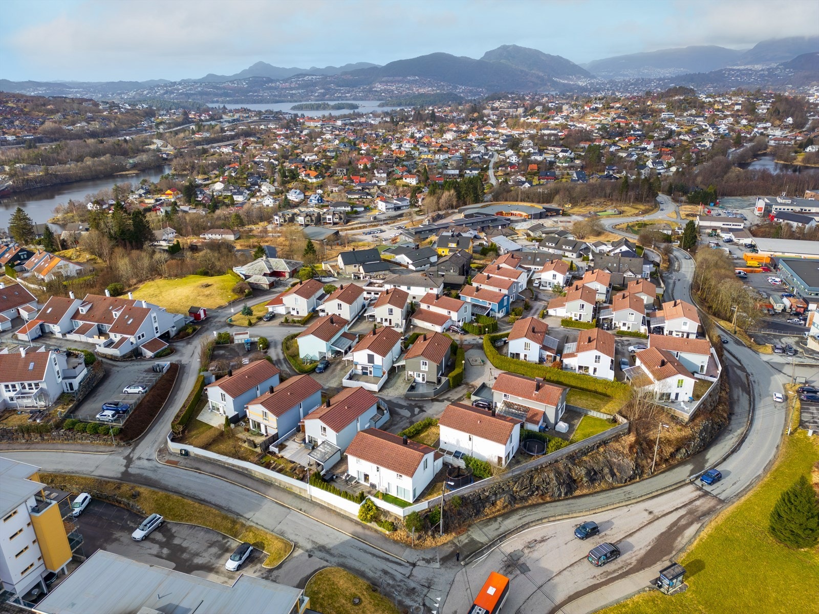 Her bor du i et familievennlig nabolag med kort avstand til Apeltun skole- og barnehage. Galleribilde