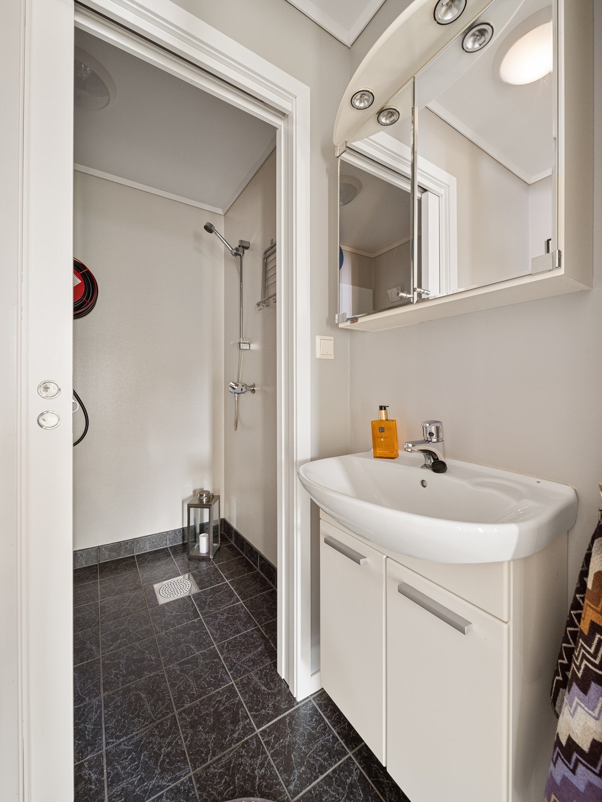 Toalettrommet er innredet med wc, servant og møbler - perfekt gjestetoalett! Galleribilde
