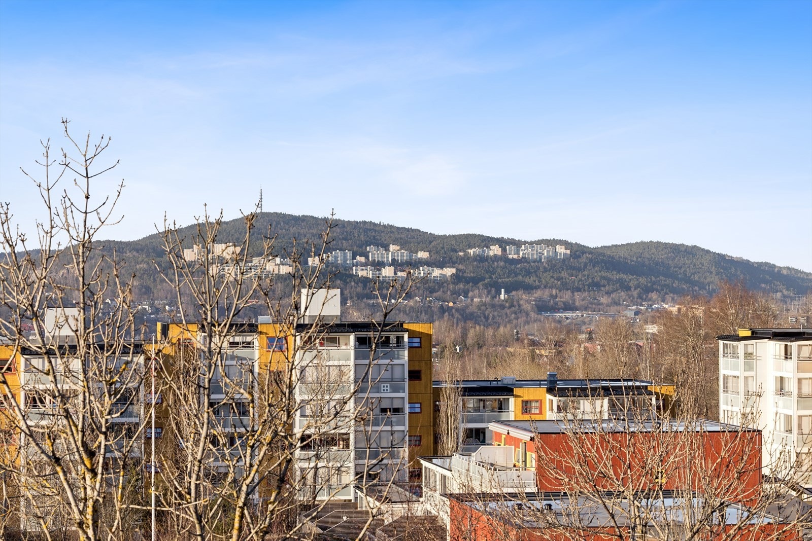 Fra boligen er det kort vei til marka med flotte tur- og friluftsmuligheter gjennom hele året. Galleribilde