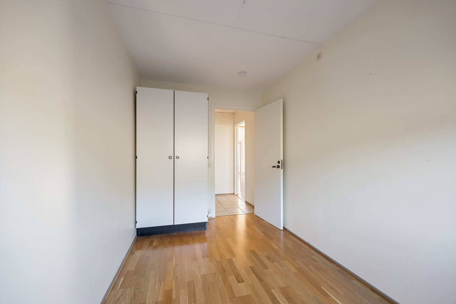 Rommet har plass til seng, garderobeløsning og øvrig møblement etter behov. Galleribilde