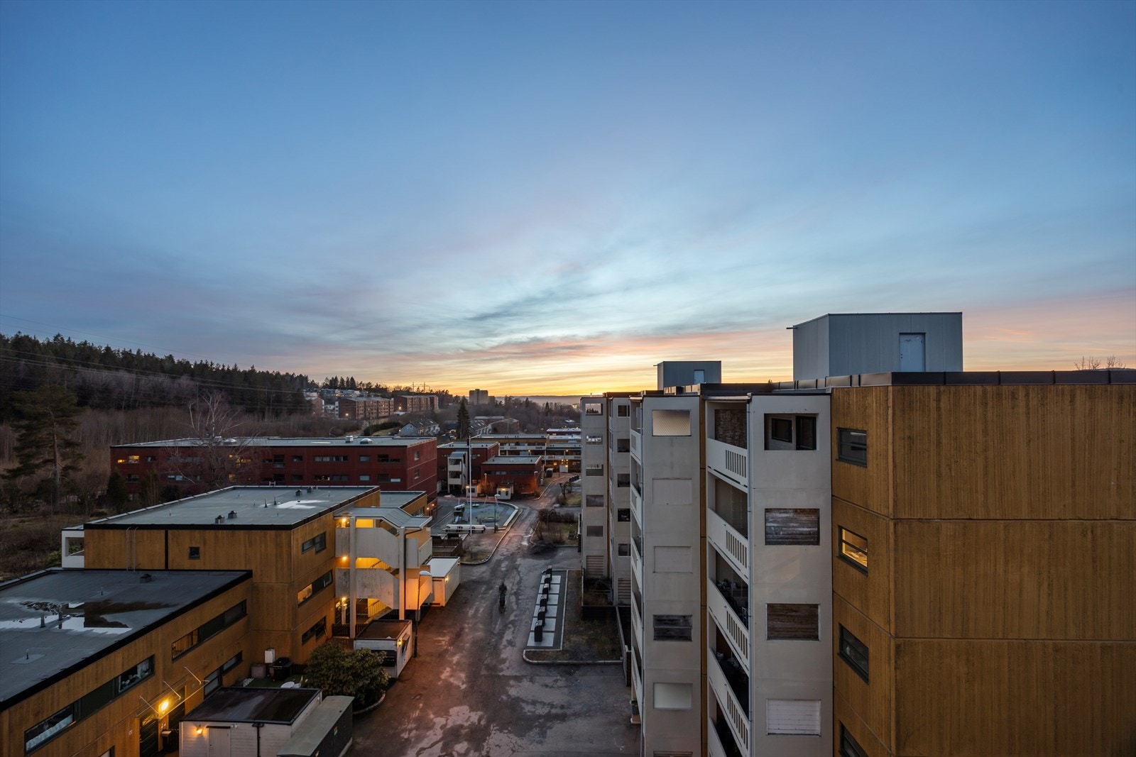 Utsikt fra balkongen. Velkommen til en hyggelig visning i Lindebergåsen 36A! Galleribilde