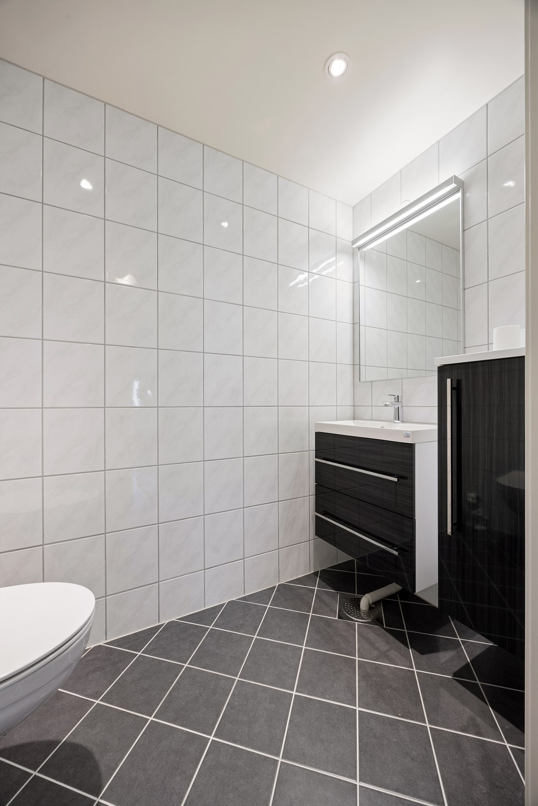 Pent flislagt toalettrom fra 2017 med elektriske varmekabler i gulv. Galleribilde