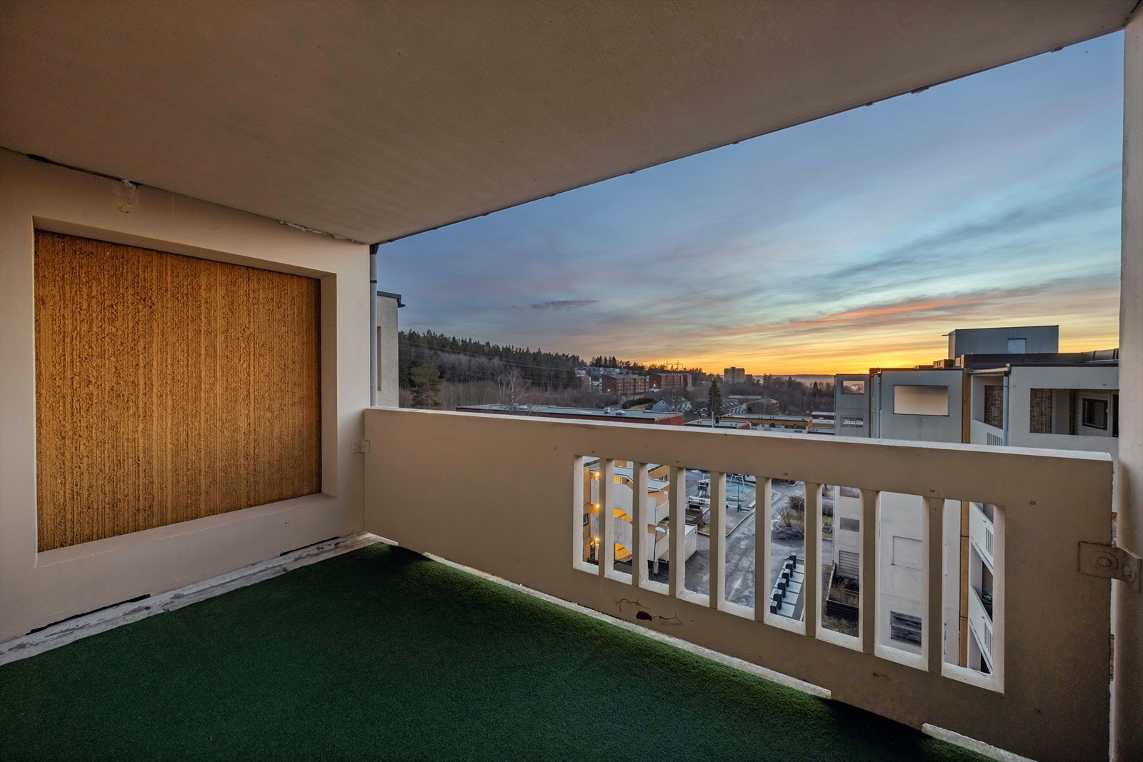 Balkongen er vendt mot vest og har gode solforhold. Galleribilde