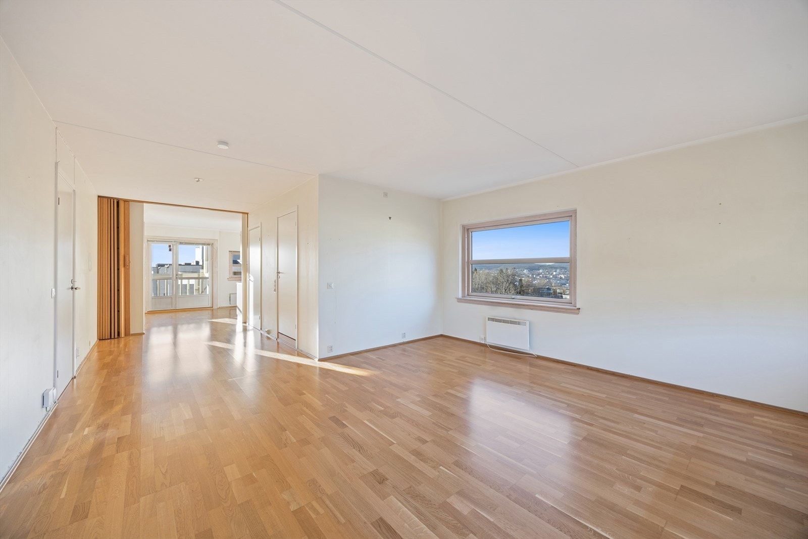 Lys og romslig stue med gode møbleringsmuligheter. Løsningen skaper en naturlig inndeling mellom sonene, samtidig som rommet oppleves åpent og luftig. Galleribilde