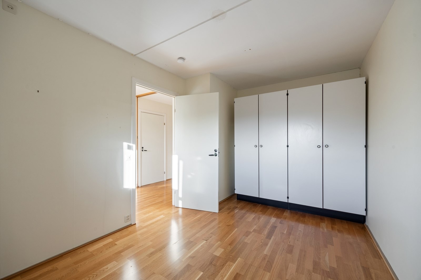 Rommet har plass til dobbeltseng med tilhørende nattbord, samt øvrig ønskelig soveromsmøblement. Galleribilde