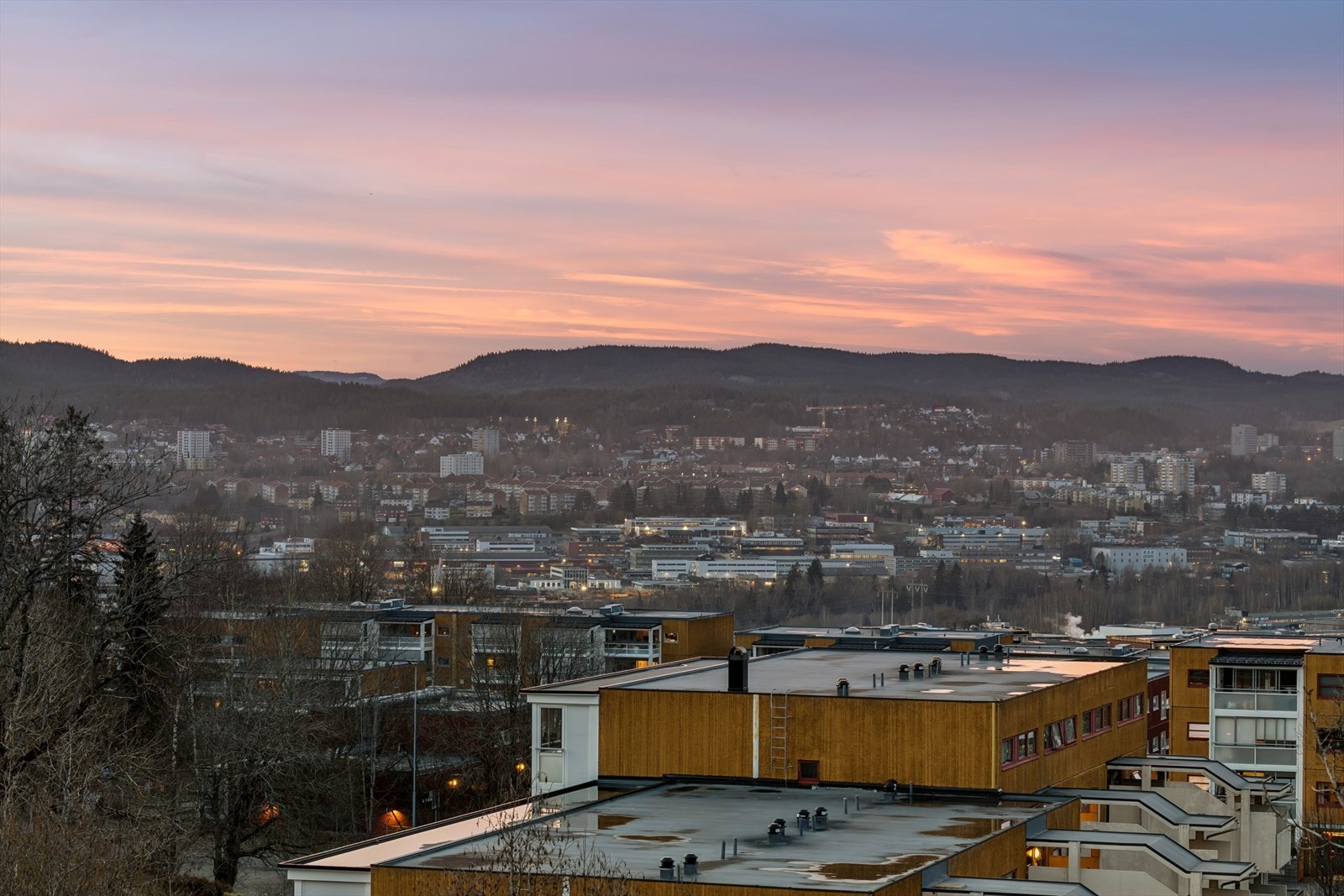 Leiligheten ligger i nærheten av både lekeplasser og grøntområder. Galleribilde