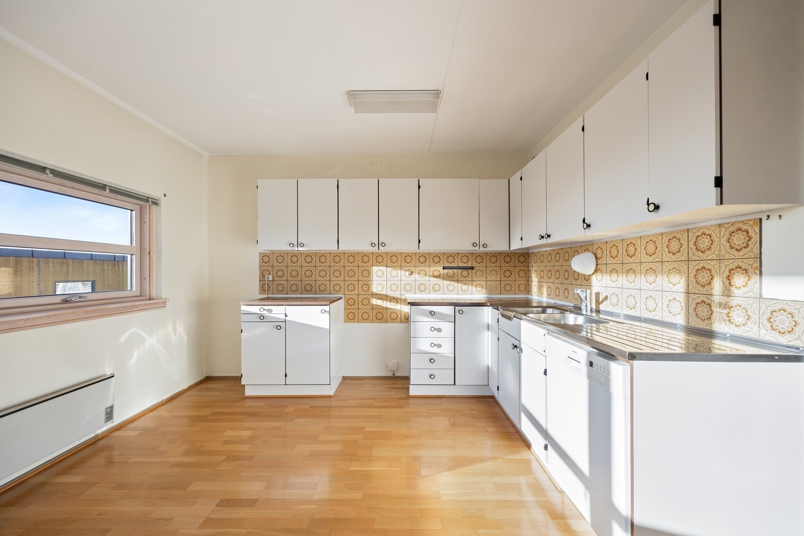 Kjøkkeninnredningen består av under-/overskapKjøkkeninnredningen består av under-/overskap og benkeplater av laminat, kum i rustfritt stål og ett-greps blandebatteri. Galleribilde