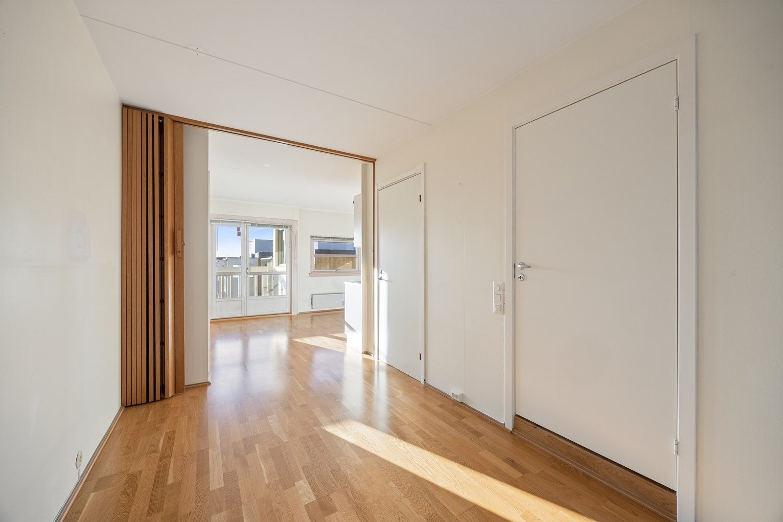 Delvis åpen stue- og kjøkkenløsning med adkomst via dør, som gir en god og funksjonell planløsning. Galleribilde