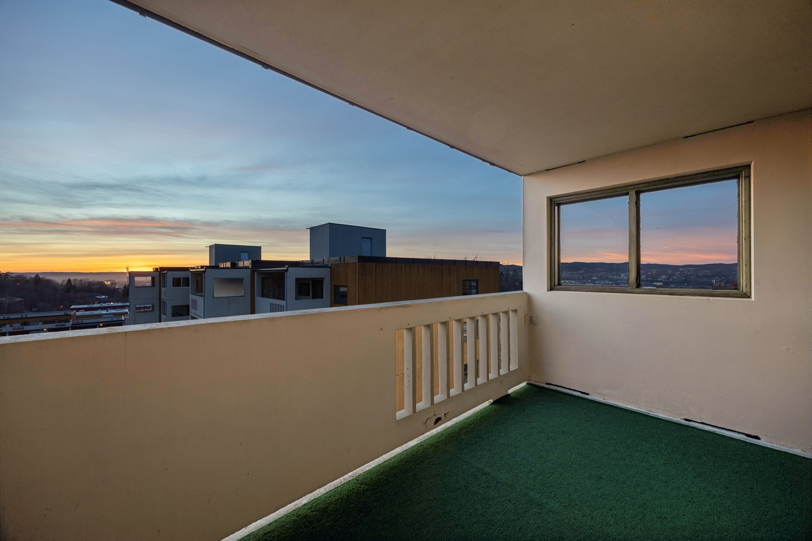 Balkongen fungerer som en herlig forlengelse av stuen og kan nytes store deler av året. Galleribilde