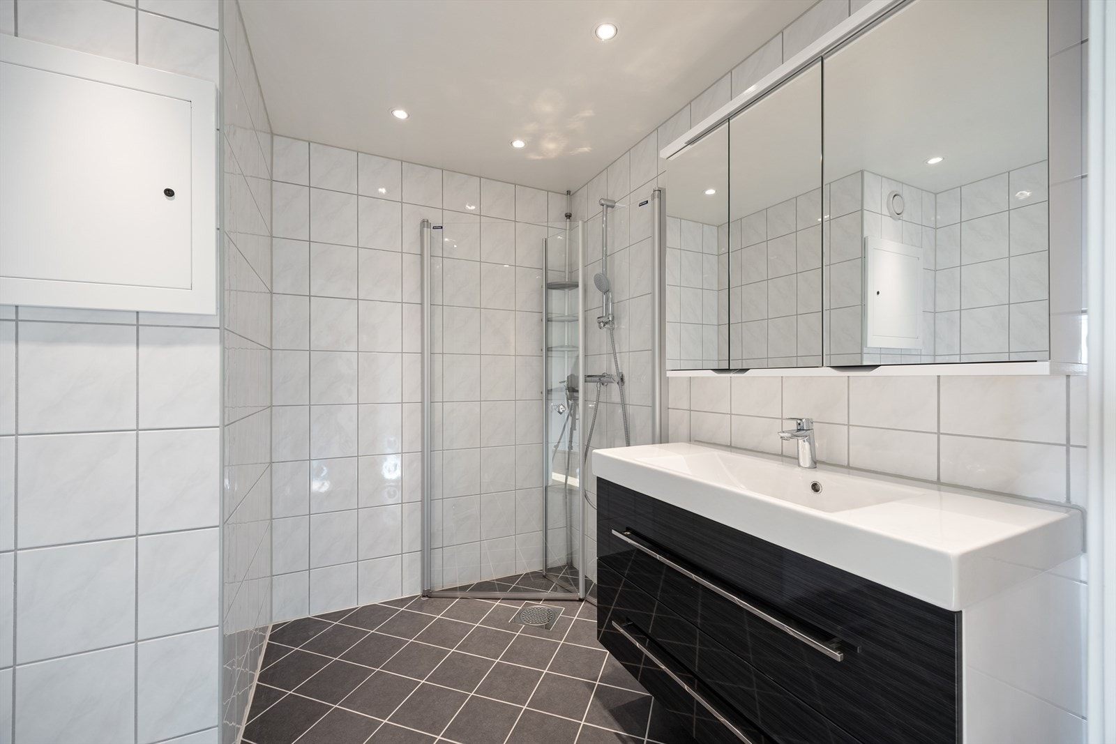 Pent baderom fra 2017 av god størrelse med varmekabler og opplegg for vaskemaskin. Galleribilde