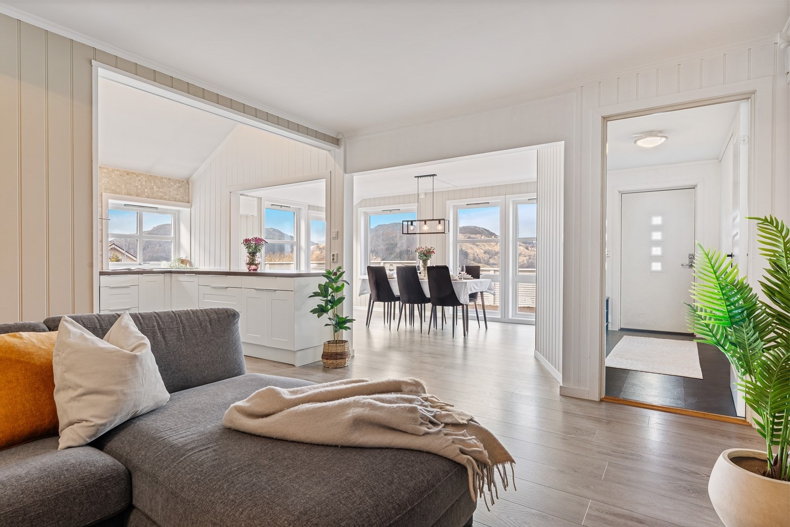 - Leiligheten har store vindusflater som sørger for rikelig med lysinnslipp og en luftigere romfølelse - Galleribilde