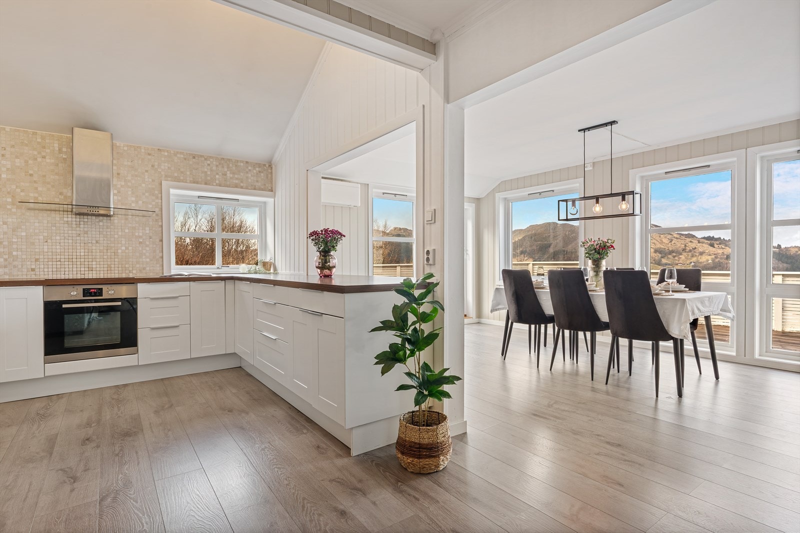 - Den åpne løsningen gjør at stue, kjøkken og spisestue blir et praktisk og sosialt oppholdsrom - Galleribilde