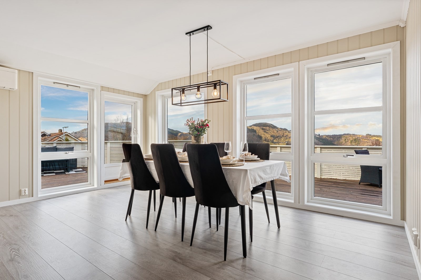 - Her har man god plass til et langstrakt spisebord med plass til de man er glad i - Galleribilde