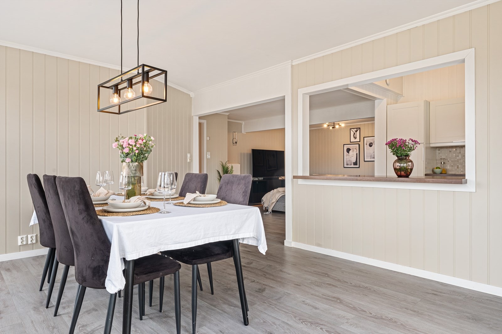 - Leiligheten har et BRA-i på 107 m² og inneholder entré, gang, stue/kjøkken, spisestue, tre soverom, bad, vaskerom og bod - Galleribilde