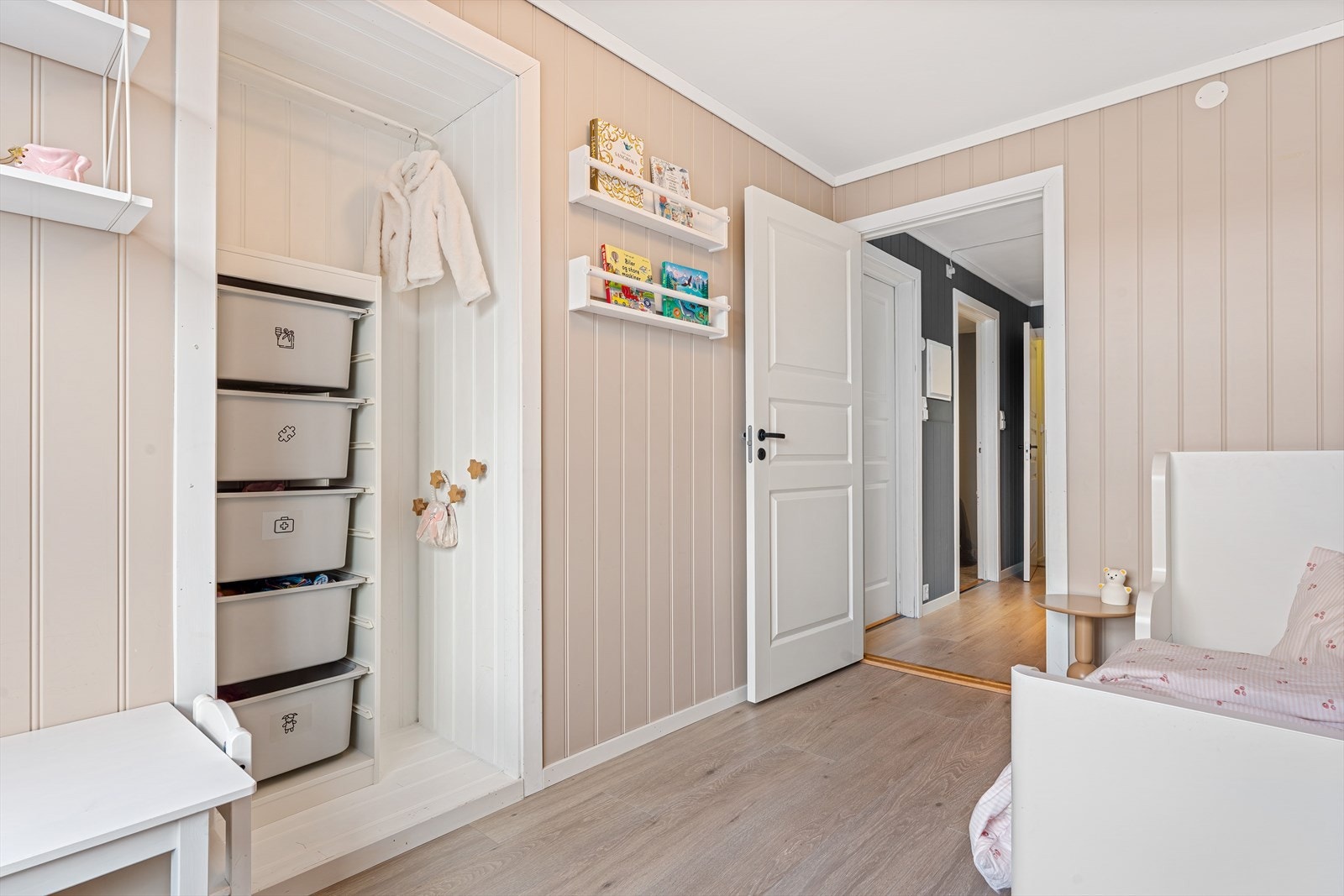 - Merk innhuket som har plass til oppheng og hylleløsninger eksempelvis - Galleribilde