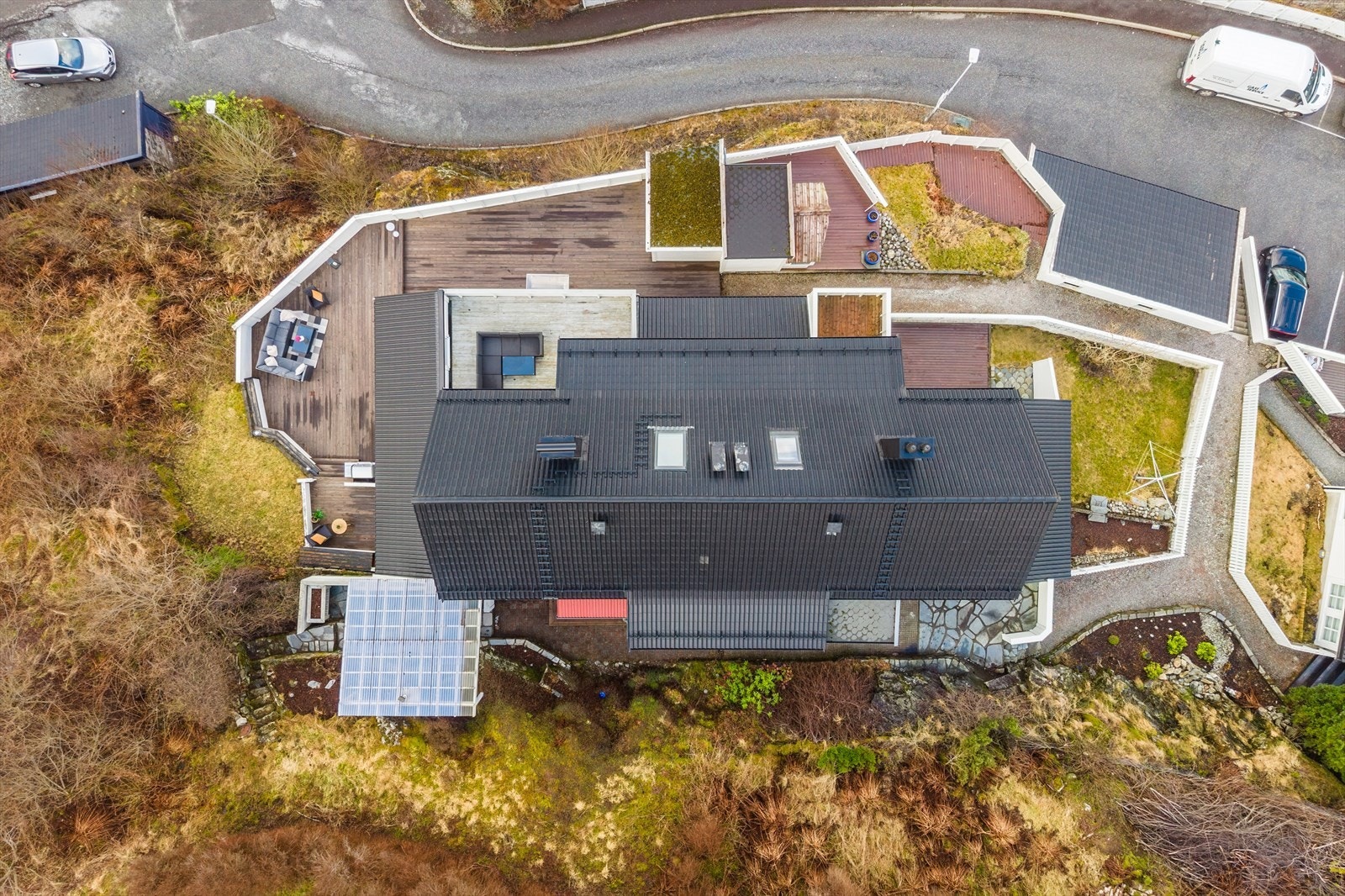 - Terrassen strekker seg langs to av leilighetens sider, og man kan med det flytte seg etter solen - Galleribilde