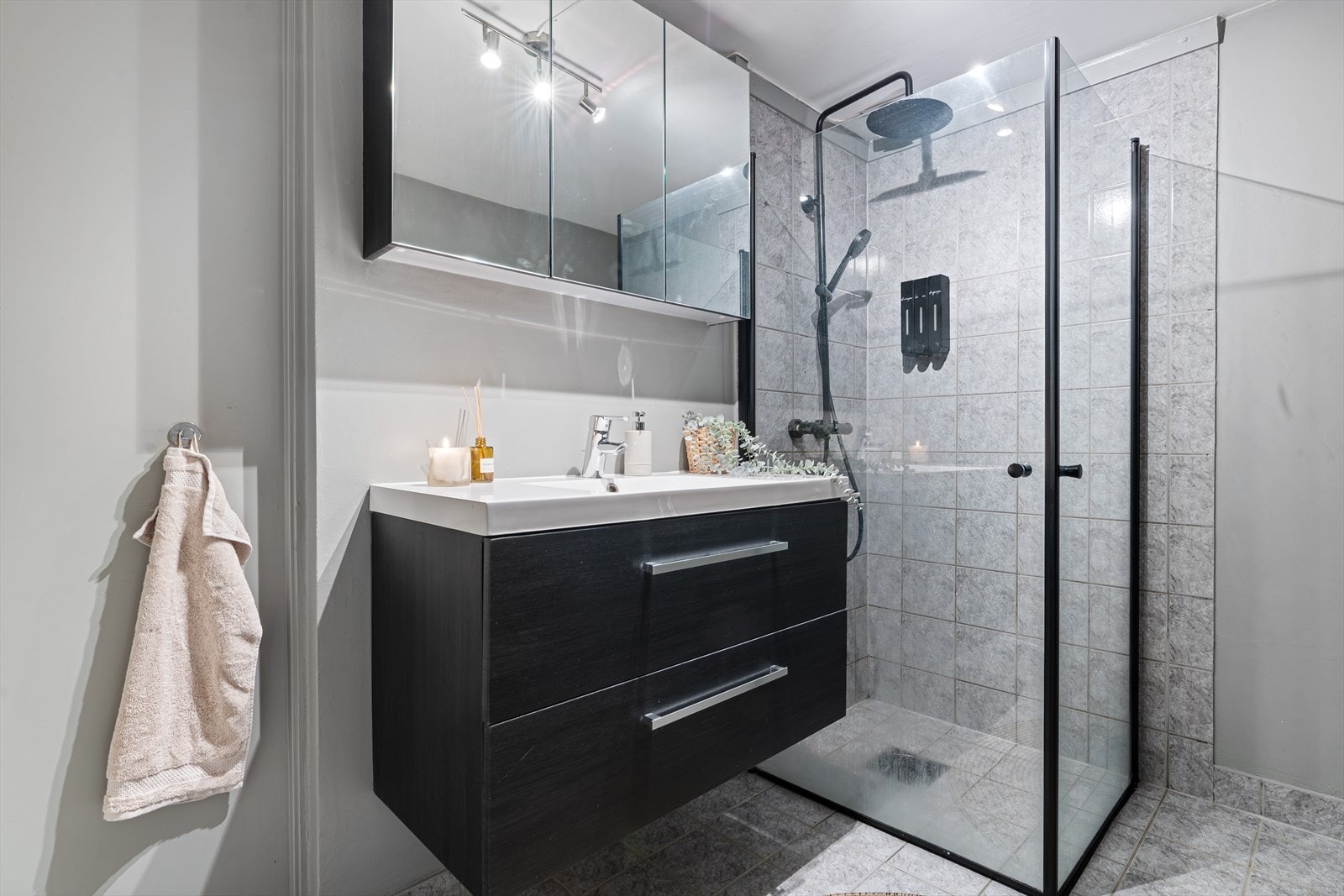 - Baderom på 5,1 m² med behagelig varme i gulvet - Galleribilde