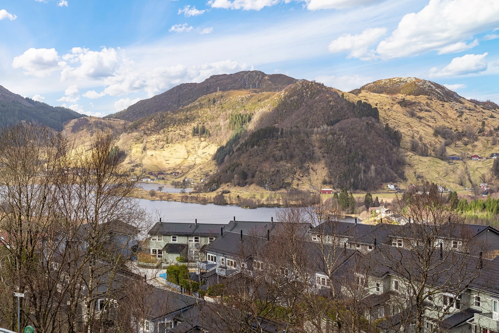 - Fra den herlige terrassen har man fin utsikt mot Langavatnet og nærområdet - Galleribilde