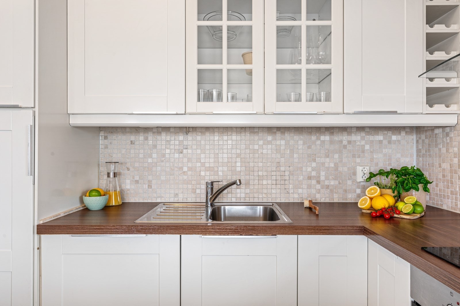 - Et funksjonelt kjøkken med god lagringsplass i dype skuffer og overskap - Galleribilde