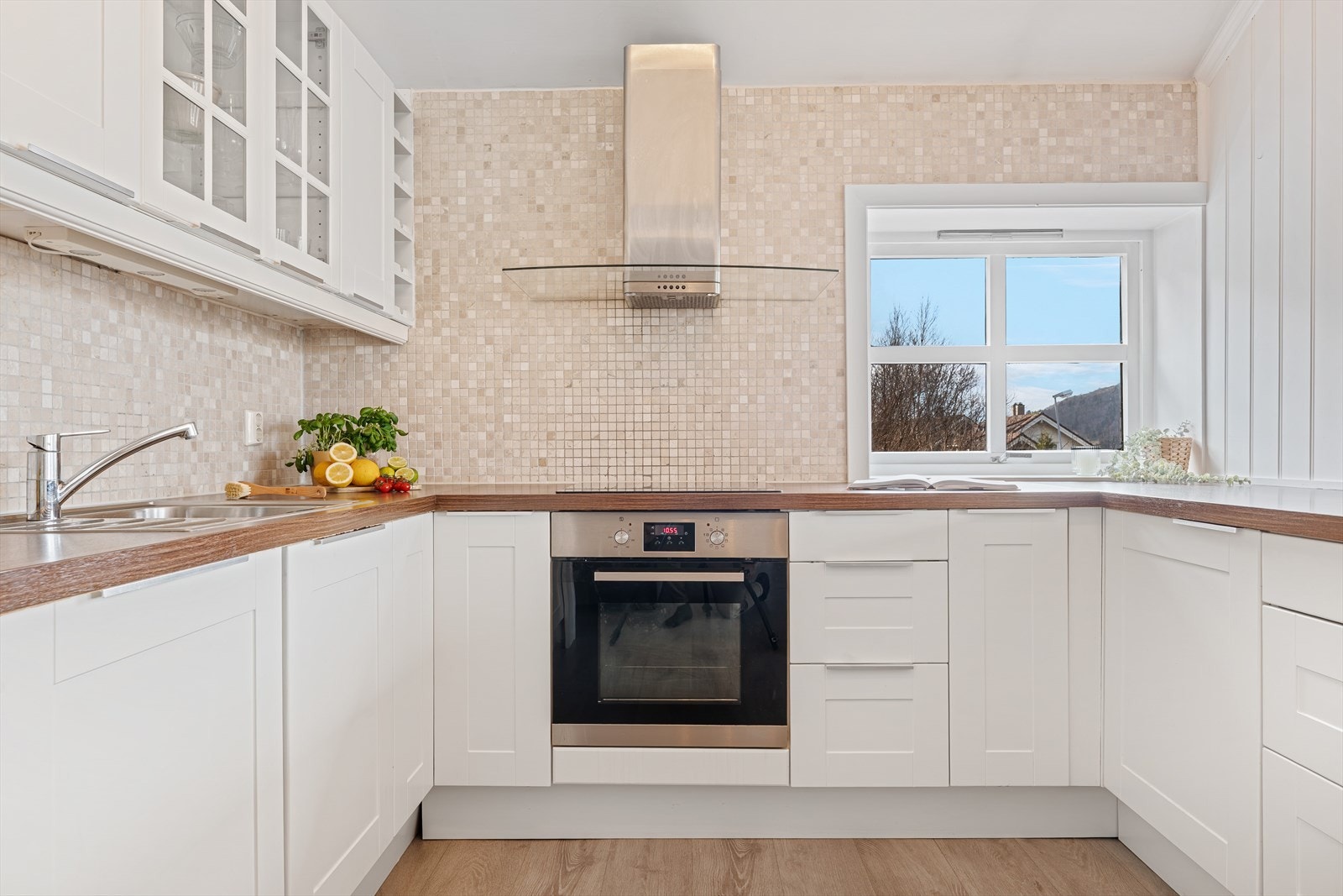 - Klassisk kjøkkeninnredning med profilerte fronter og benkeplate i laminat - Galleribilde