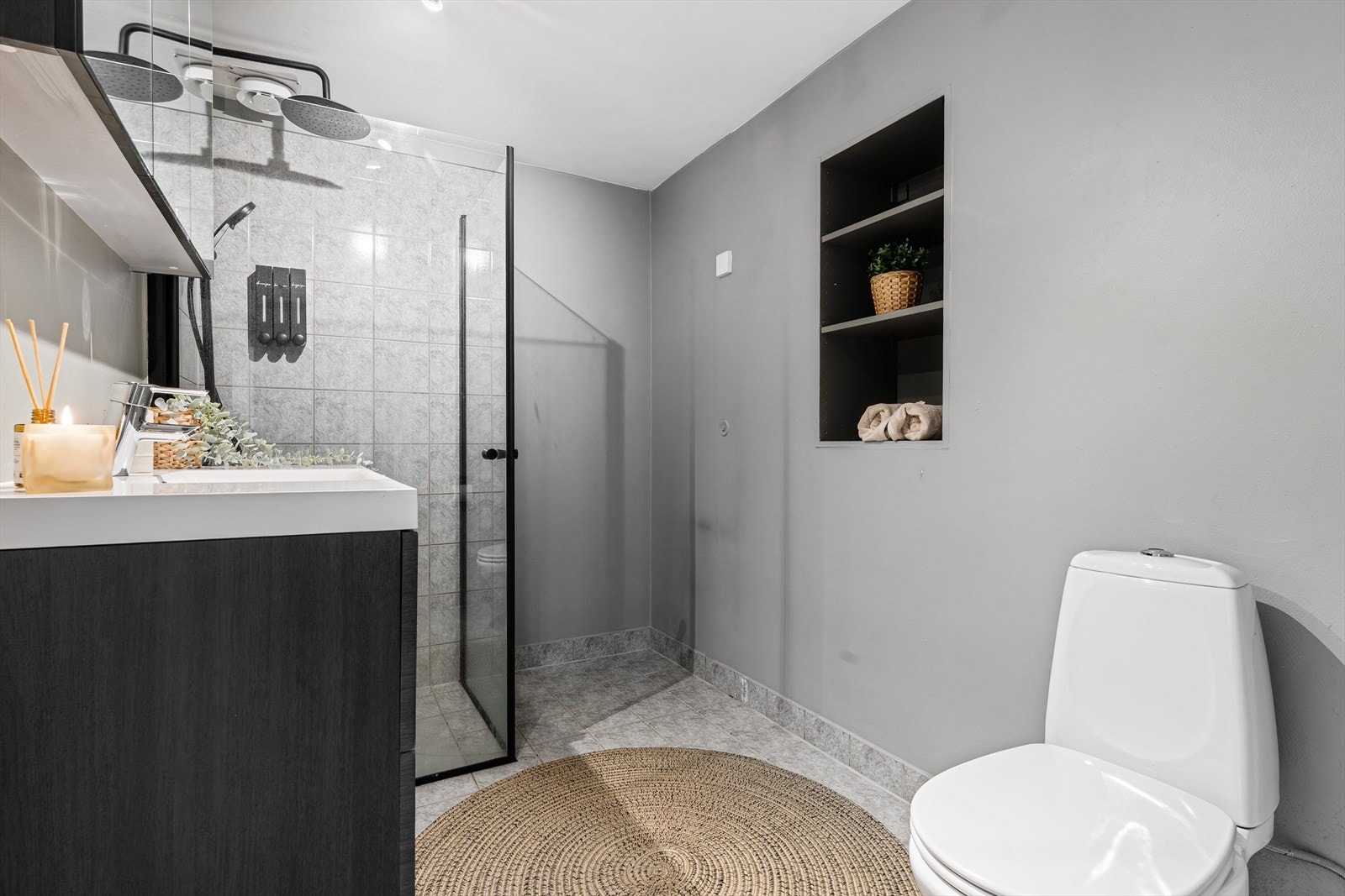 - Her får man gode kvaliteter som regnfallsdusj, innfellbare dusjdører og lagringsplass i servant- og speilskap - Galleribilde