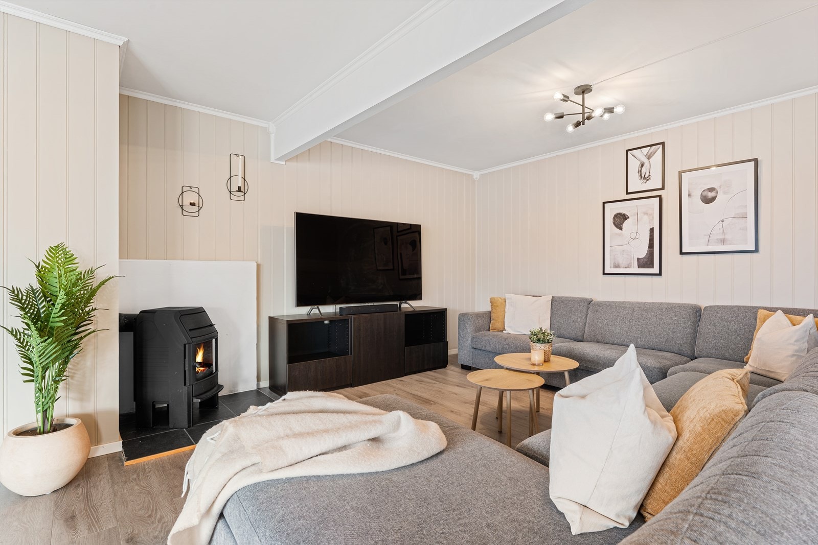 - Koselig sofakrok med peis som sørger for godt med varme og en hyggelig atmosfære - Galleribilde