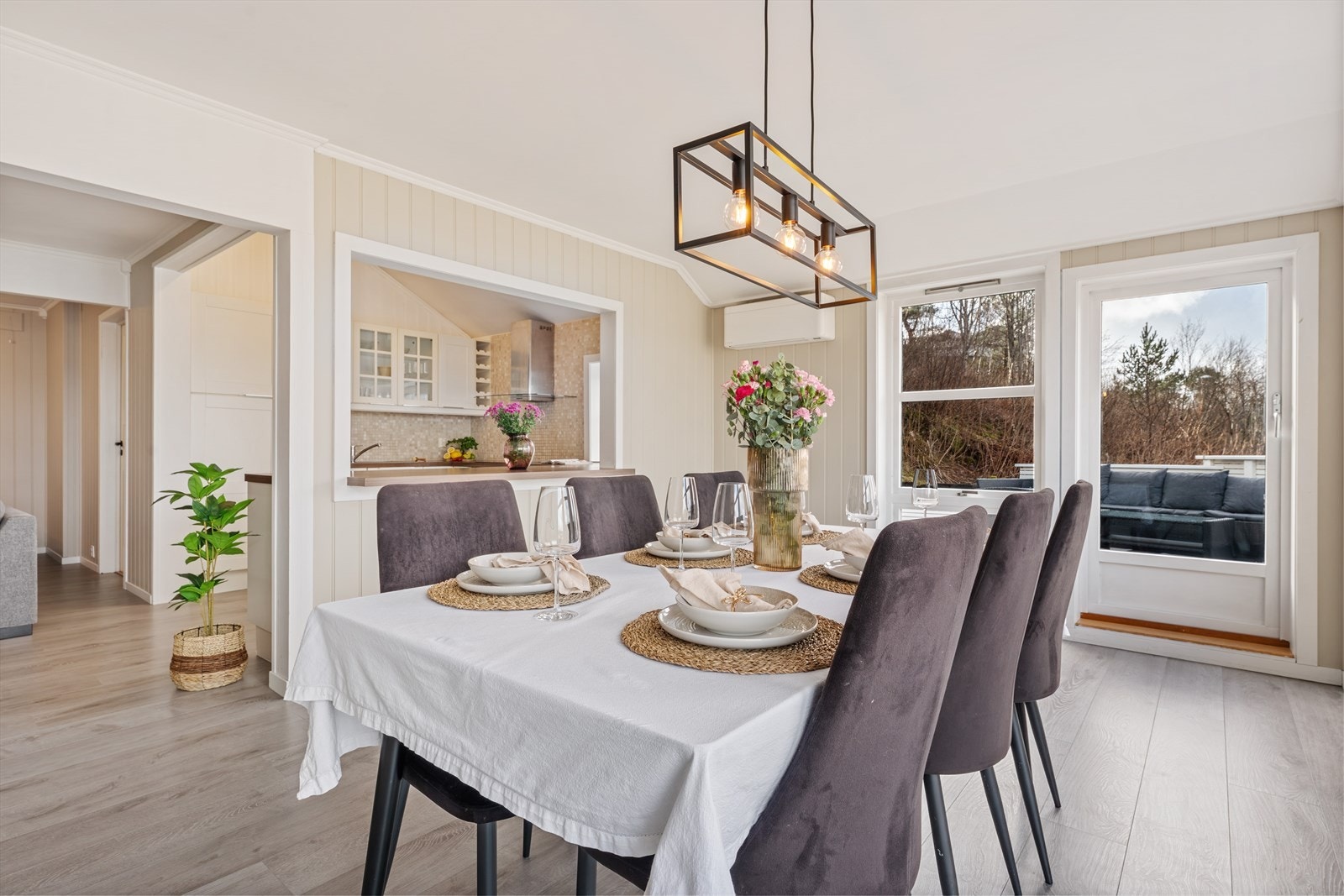 - Leiligheten har lyse fargevalg som gjør det enkelt å innrede - Galleribilde