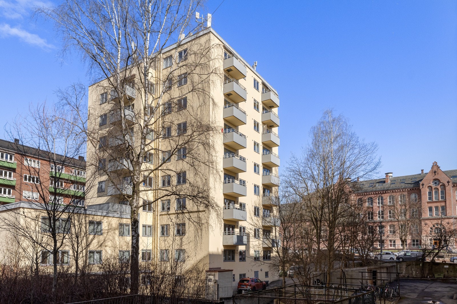 Boligen vender inn mot rolig bakgård. Galleribilde