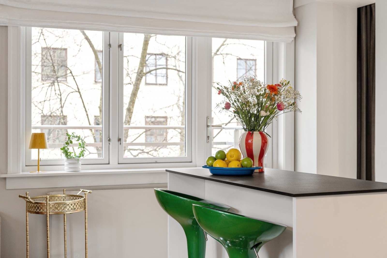 Fra kjøkkenet er det adkomst til boligens balkong, som blir en forlengelse av oppholdsarealet på sommerstid. Galleribilde