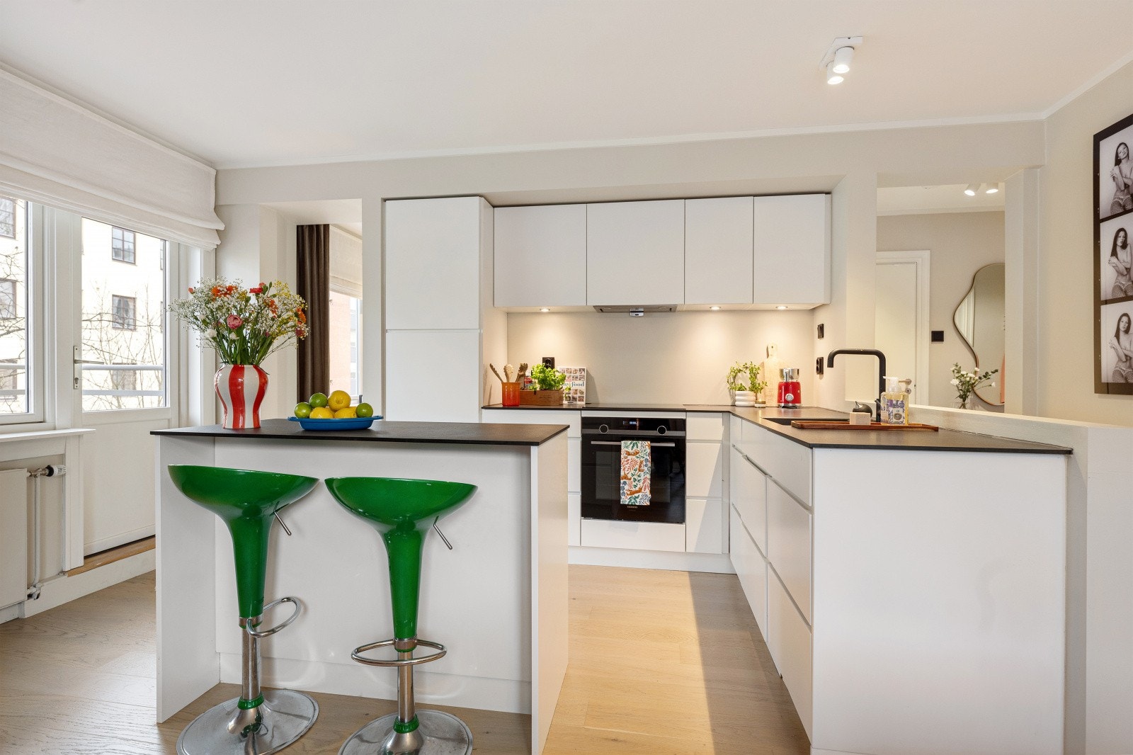 Kjøkkenøyen fra 2022 gir ekstra oppbevaring og bidrar til en praktisk barløsning - perfekt for hyggelige hverdager og sosiale sammenkomster. Galleribilde