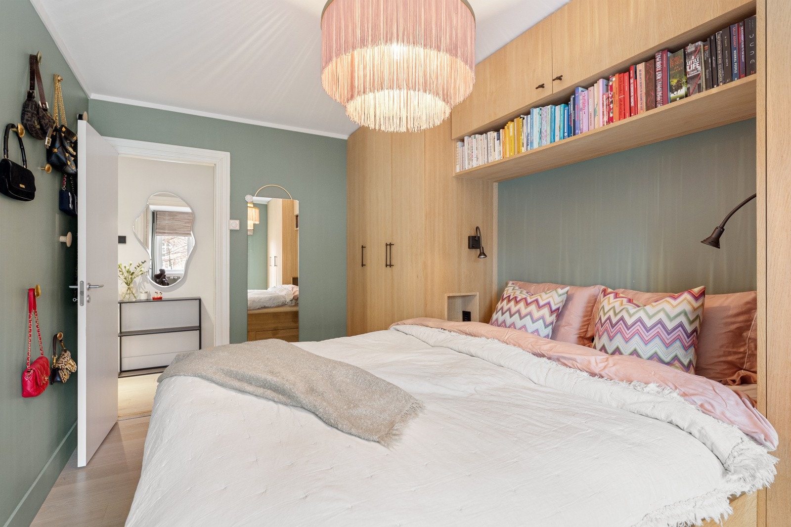 Hovedsoverommet oppleves luftig og gjennomført, med en plassbygget løsning i heltre eik som gir rommet et eksklusivt preg. Galleribilde