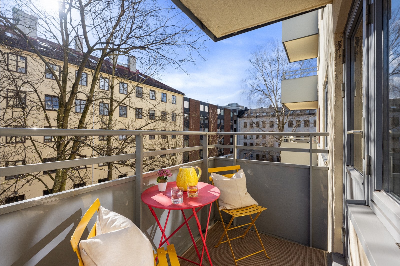 Her kan solen nytes i rolige omgivelser, med utsyn over grøntarealer og nærmiljøet. Galleribilde