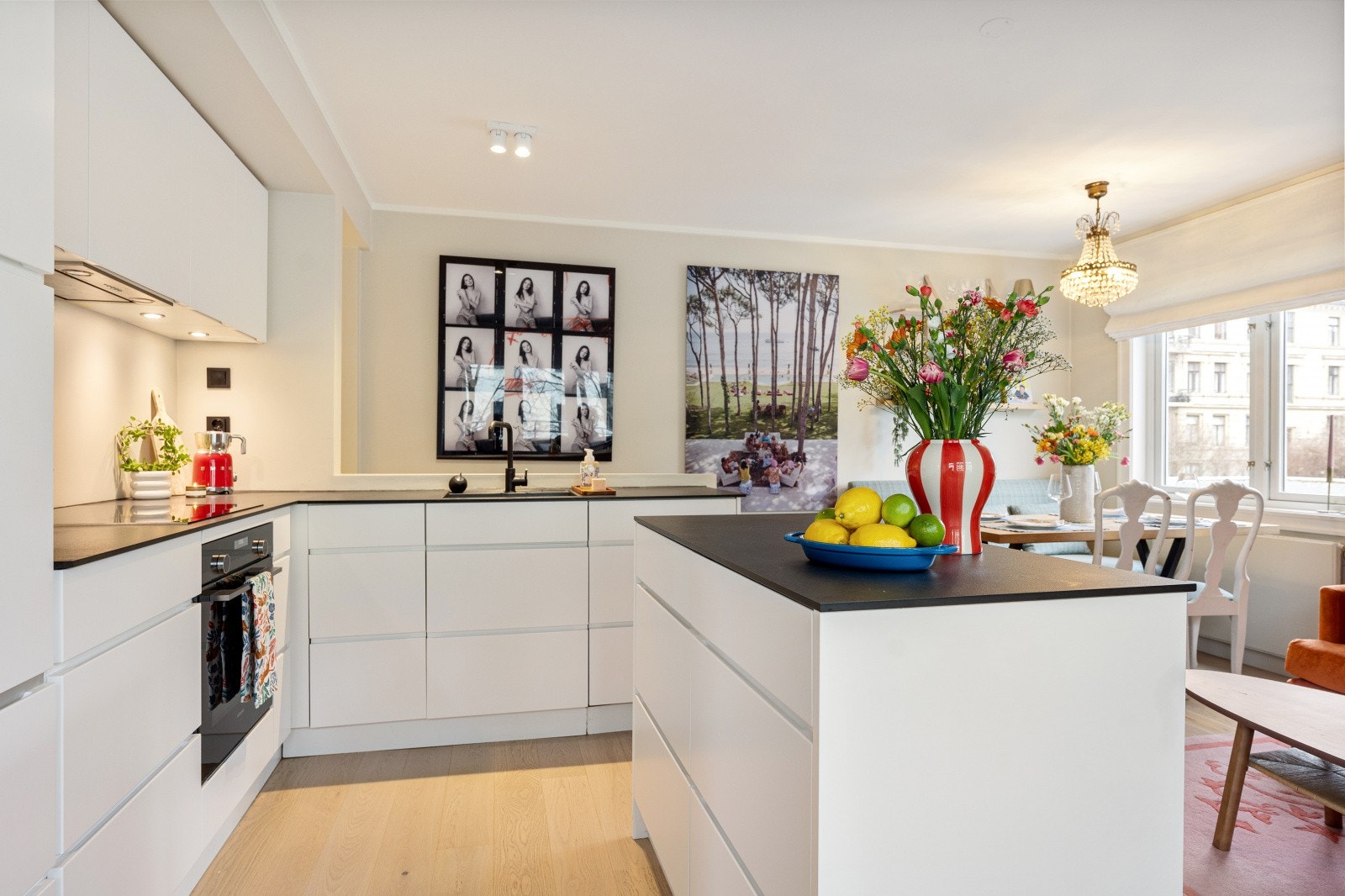 Boligens kjøkken blir sosialt med en åpen løsning til stuen. Kjøkkenet har en lekker KVIK innredning fra 2019 med glatte fronter og laminat benkeplate. Galleribilde