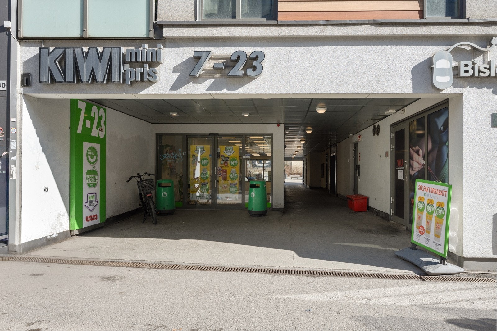 Umiddelbar nærhet til dagligvarehandel, ca. 2 minutters gangavstand. Galleribilde