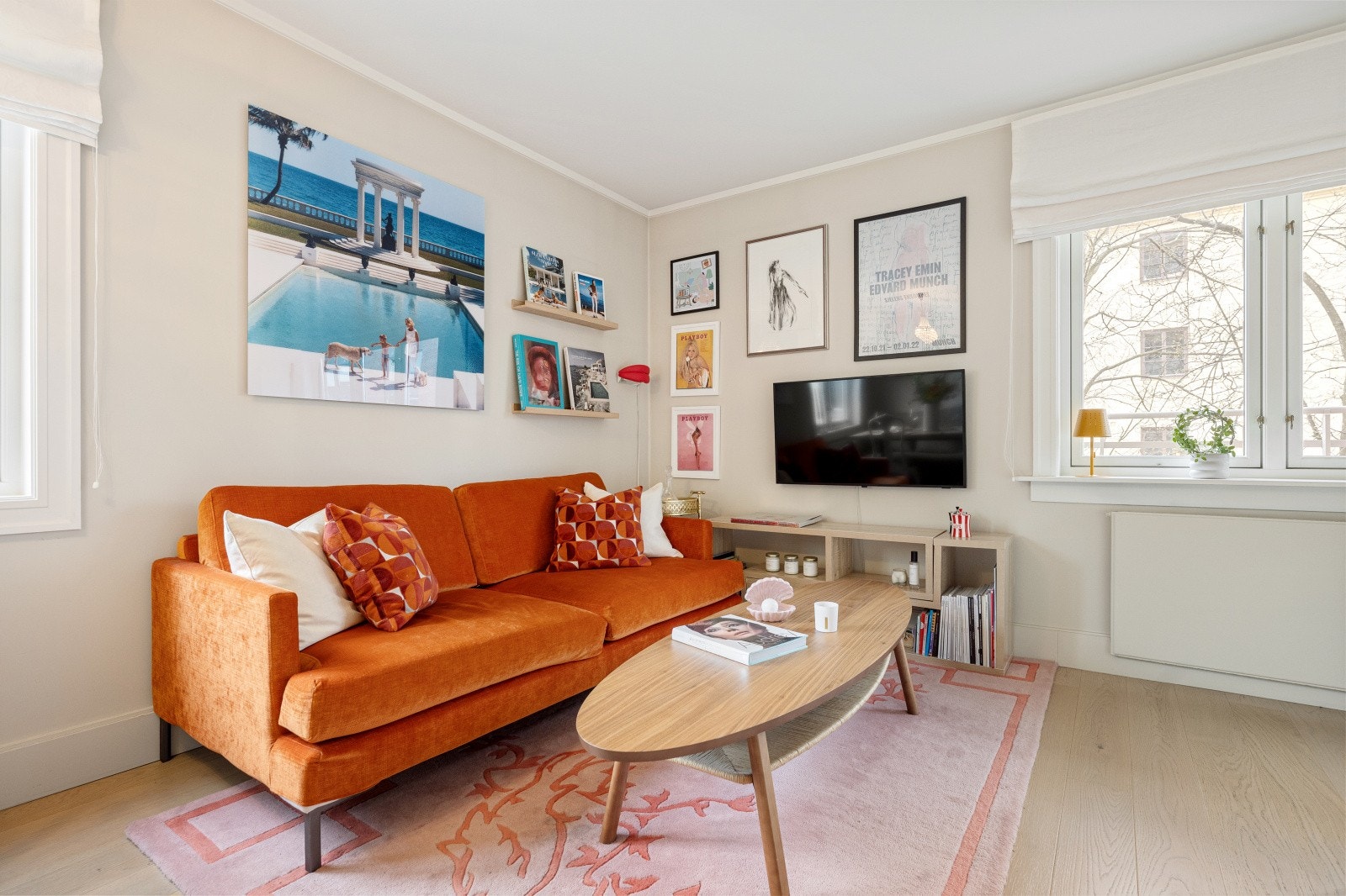 I stuen er det plass til en sittegruppe med tilhørende møblement. Galleribilde