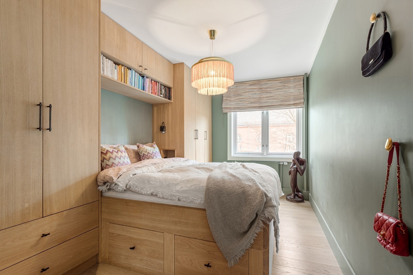 Her får du integrert oppbevaring i garderobeskap og skuffer tilknyttet sengen, samt praktiske innhugg og belysning på hver side. Soverommet blir stilrent og funksjonelt med en behagelig hotellfølelse i hverdagen. Galleribilde