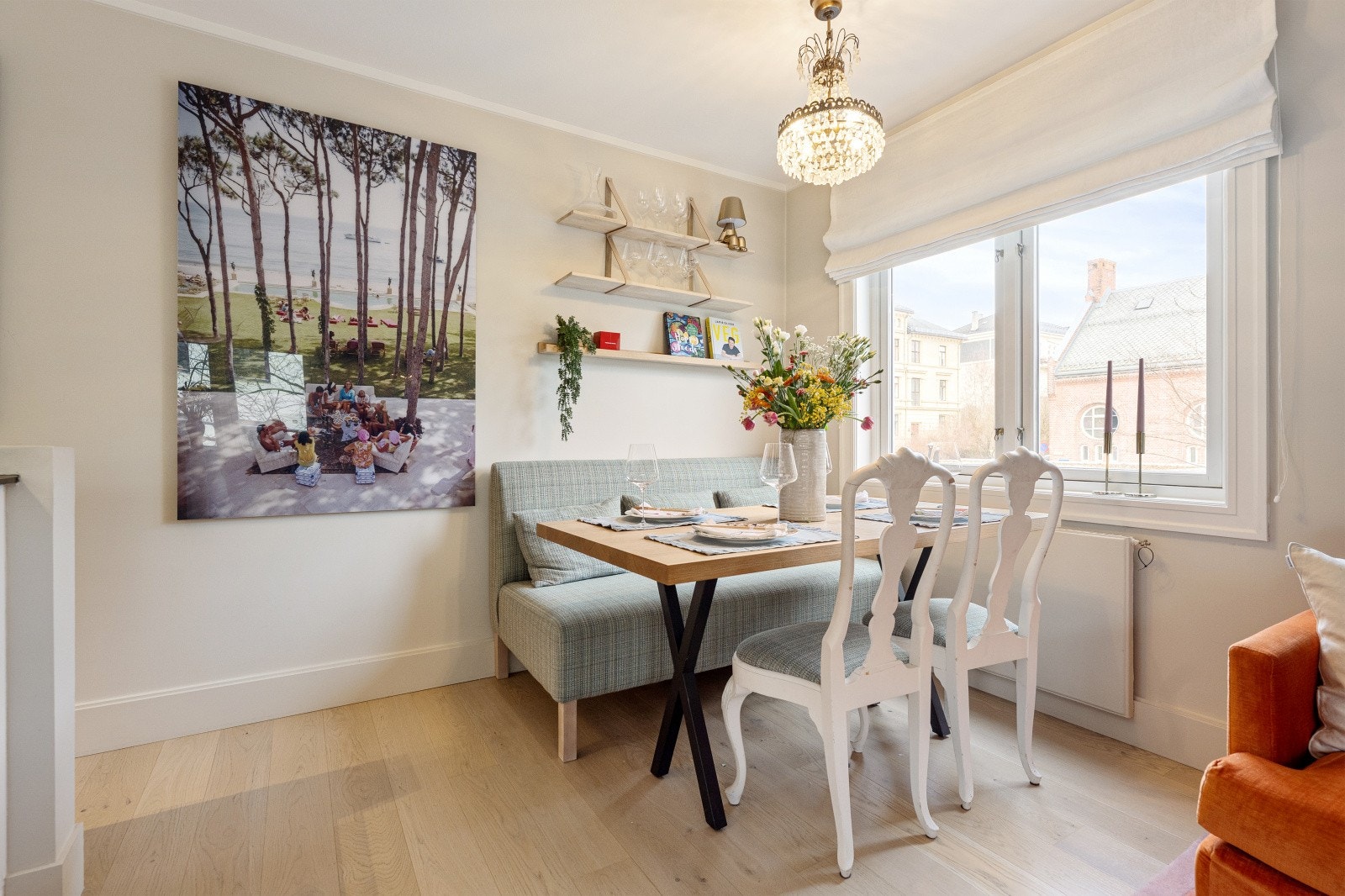 I stuen er det plass til en hyggelig sittegruppe. Galleribilde