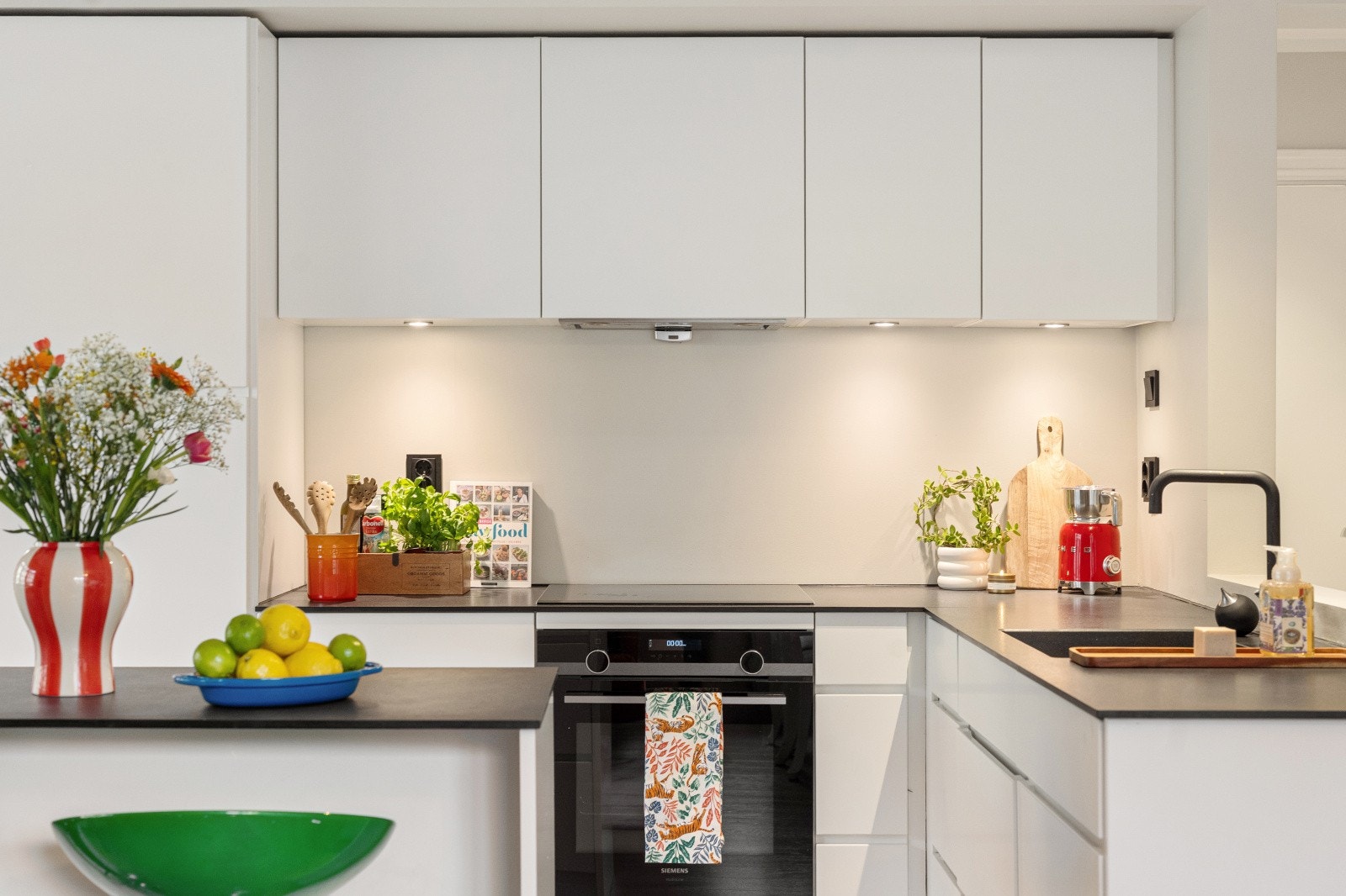 Her er det integrert stekeovn, platetopp, kjøle-/fryseskap og oppvaskmaskin. Galleribilde