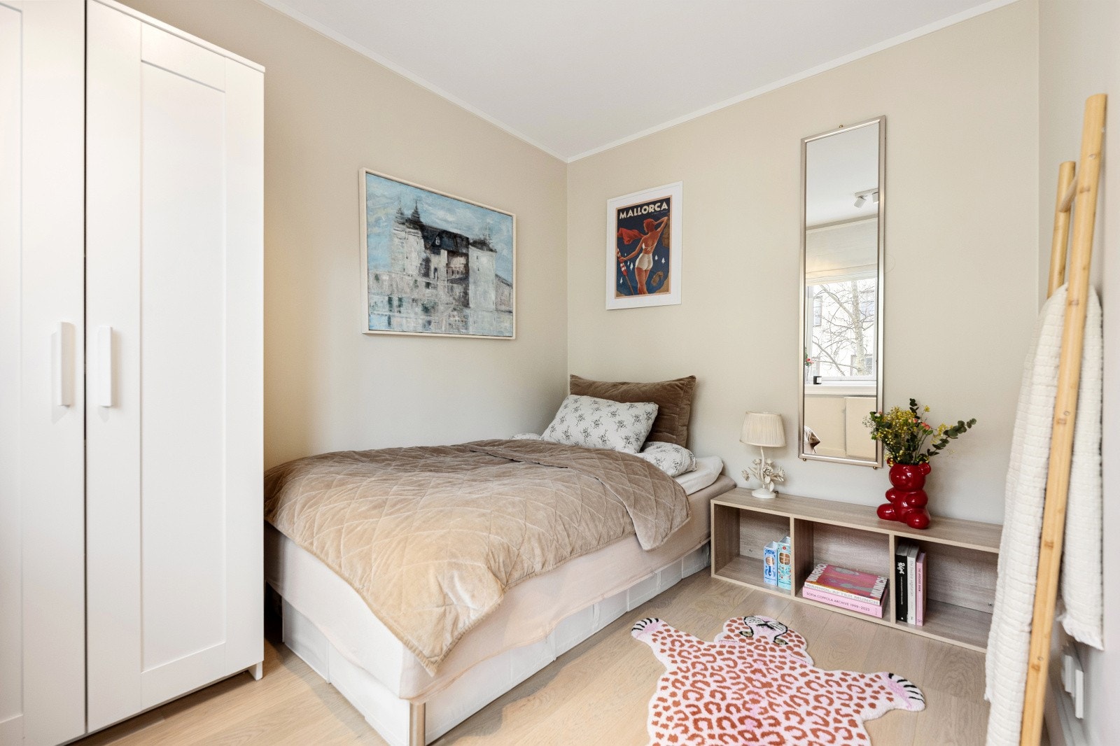 Det er adkomst til boligens andre soverom fra stuen. Her er det god plass til seng og tilhørende møblement. Galleribilde