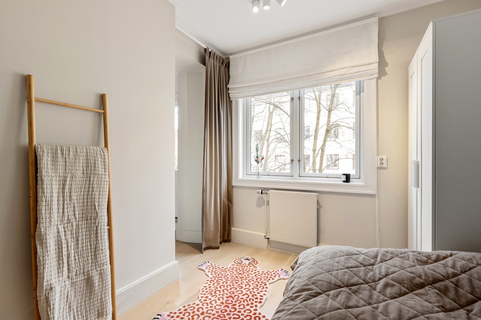 Det andre soverommet har en allsidig utforming og kan benyttes som gjesterom, barnerom, hjemmekontor eller et praktisk hobbyrom - alt etter behov. Galleribilde