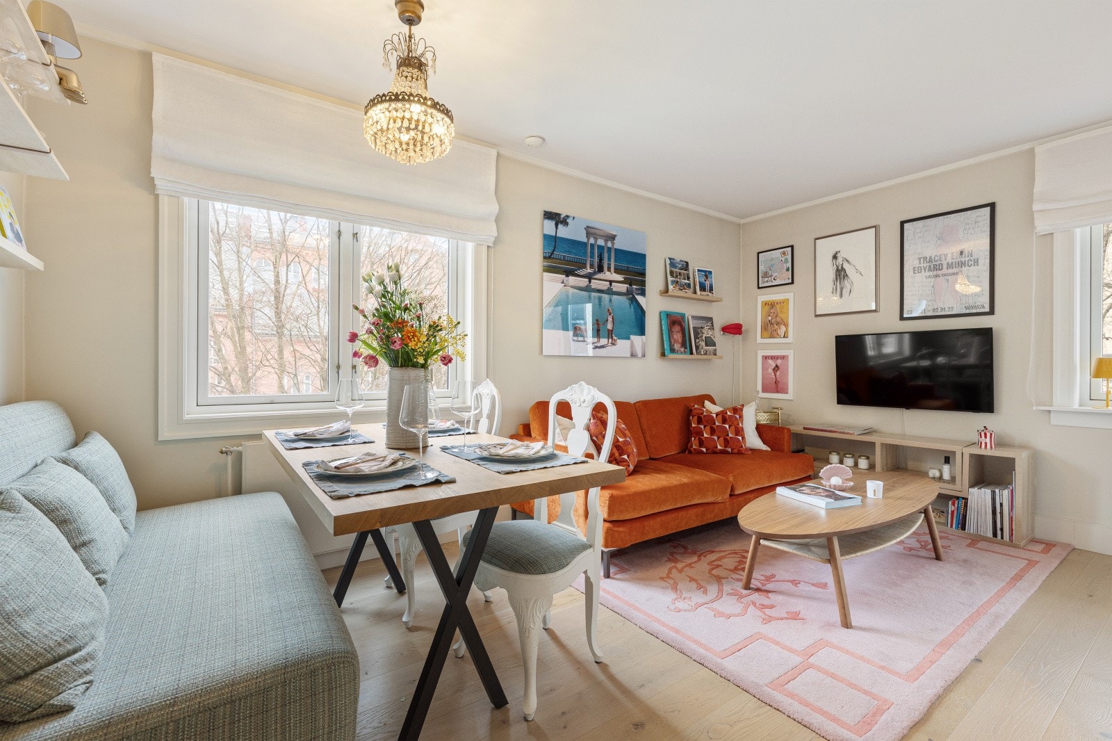 Boligen har et stilrent uttrykk med én-stavs parkett på gulv og delikate fargevalg på vegger. Galleribilde