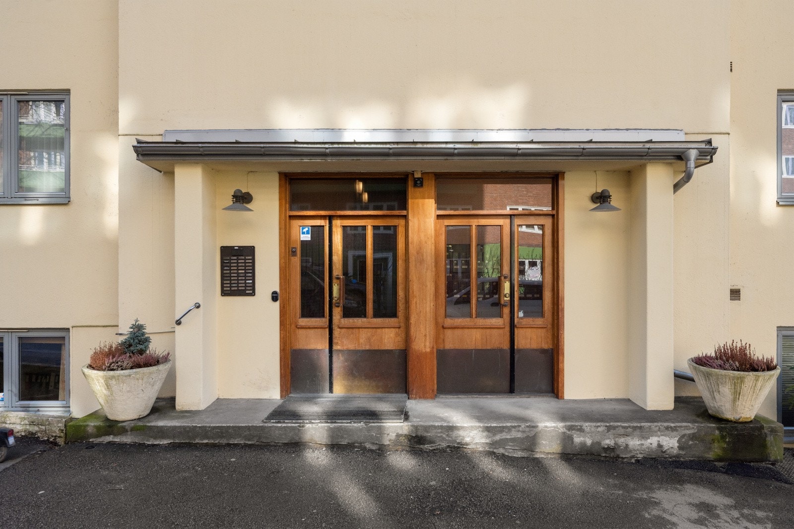 Det er enkel adkomst i høy underetasje via heis. Heisen er rehabilitert i 2022. Det er sykkelparkering og fellesvaskeri i bygget. Videre disponerer leiligheten to boder. Galleribilde