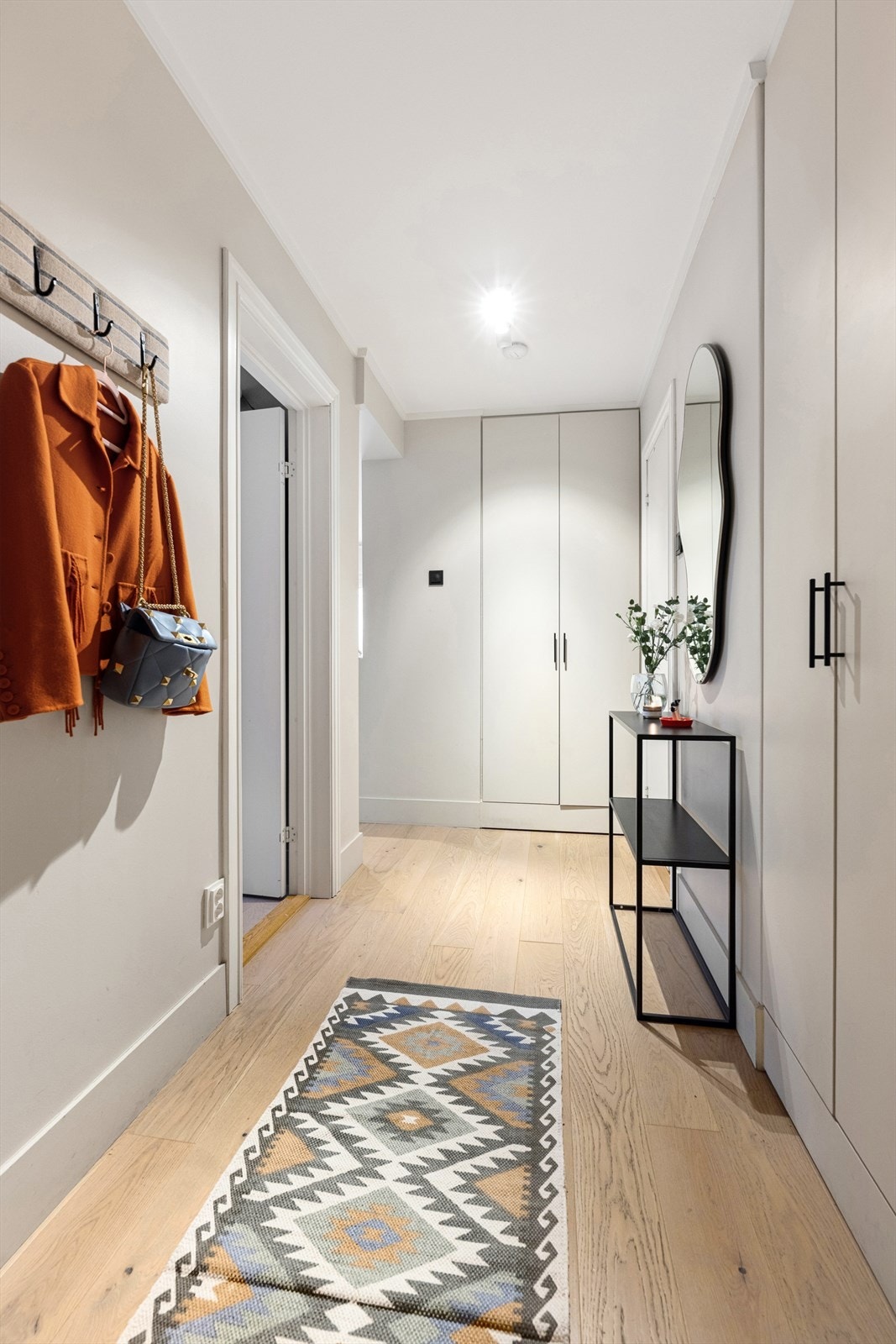 Boligen ønsker deg velkommen med en praktisk og innbydende entré med plassbygget garderobeløsning og gode oppbevaringsmuligheter for yttertøy. Galleribilde